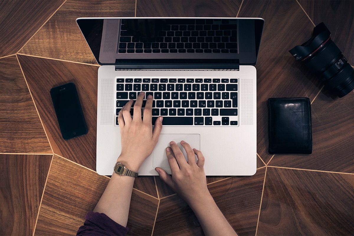 Person Working on a Laptop struktur-prozesse-visualisierung.jpg